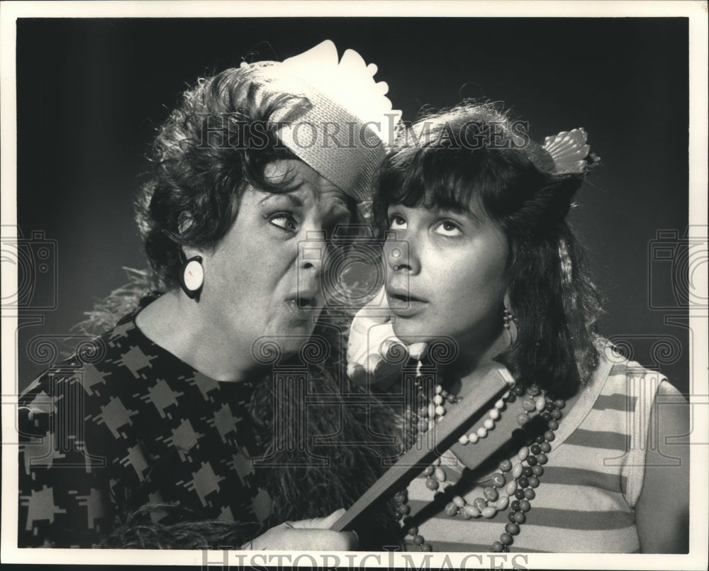 1988 Press Photo Laurel Cronin and Rebecca Albright in UW-Madison Play- Historic Images