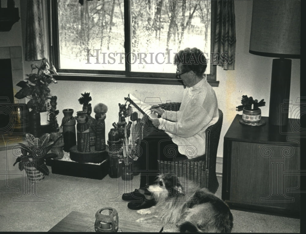 1992 Press Photo Retired Weaving Instructor Marianne Rodwell with her dog-Historic Images