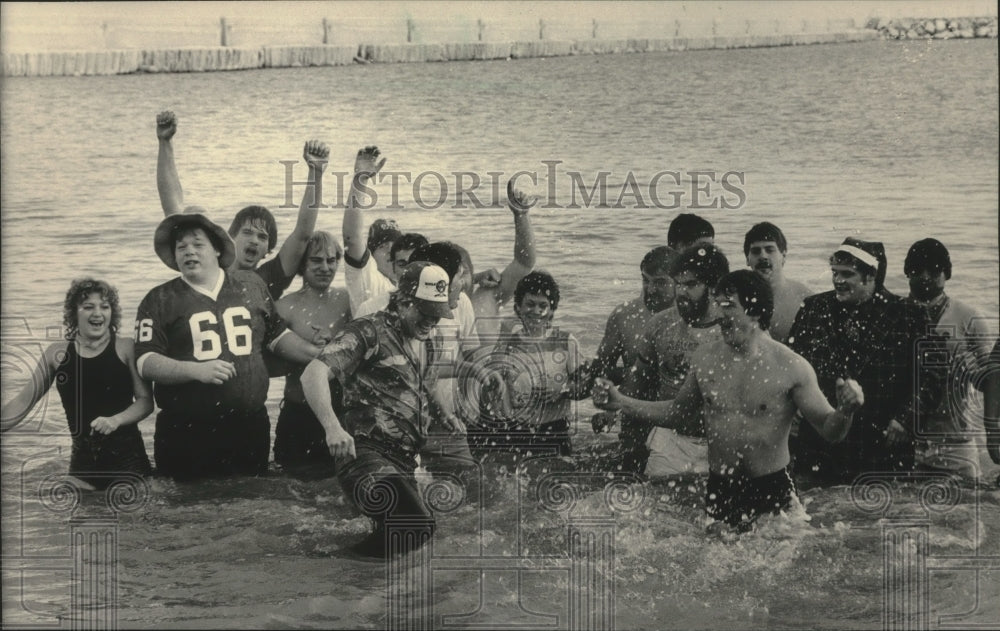 1985 Press Photo Ozaukee County Polar Bear Club at annual swim in Lake Michigan - Historic Images