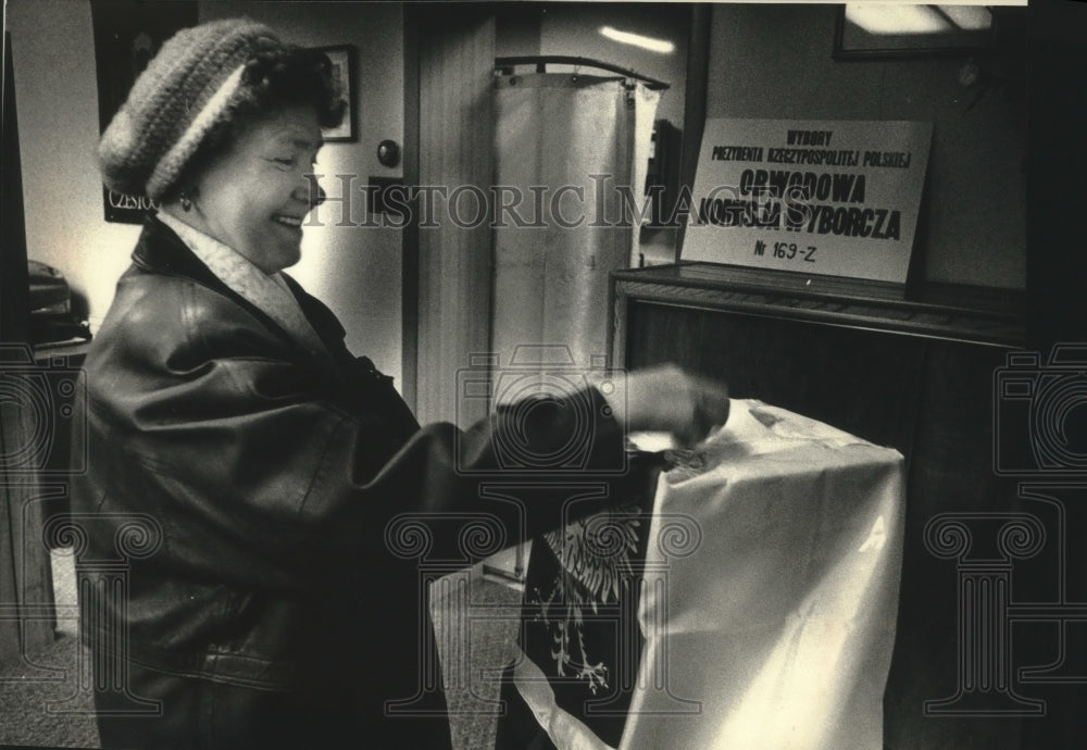 1990 Press Photo Wieslawa Zajac votes in Polish presidential election, Milwaukee - Historic Images