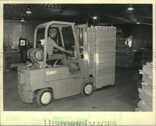 1987 Press Photo Polar Manufacturing plant manager, Mike Klement, Wisconsin - Historic Images