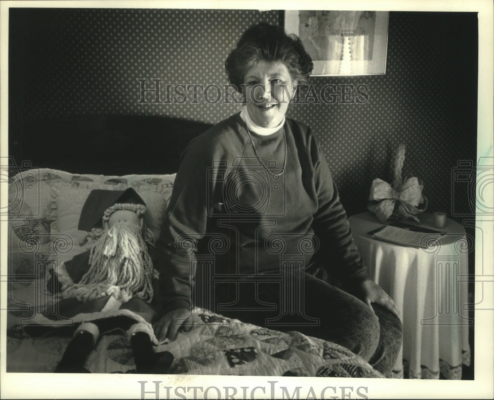 1990 Press Photo Martha Polcek&#39;s bed and breakfast bedroom in Westfield - Historic Images