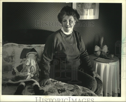 1990 Press Photo Martha Polcek's bed and breakfast bedroom in Westfield - Historic Images