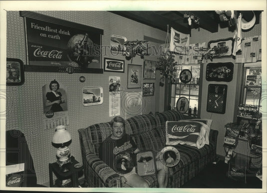 1988 Press Photo Earl Peters collecting Coca-Cola memorabilia, Greenfield - Historic Images