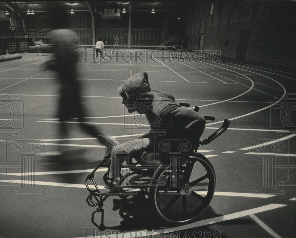 1986 Press Photo Greg Peeters took laps with wheelchair, WIsconsin - mjb91462 - Historic Images