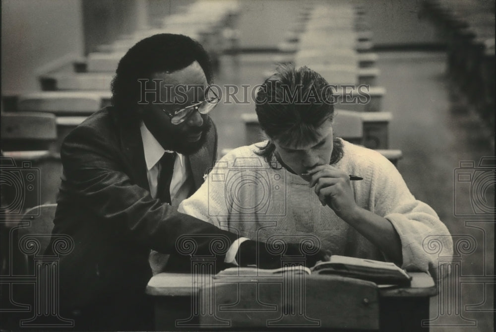 1990 Press Photo Custer High School Principal Robert Peters tutors Mike Moulster-Historic Images