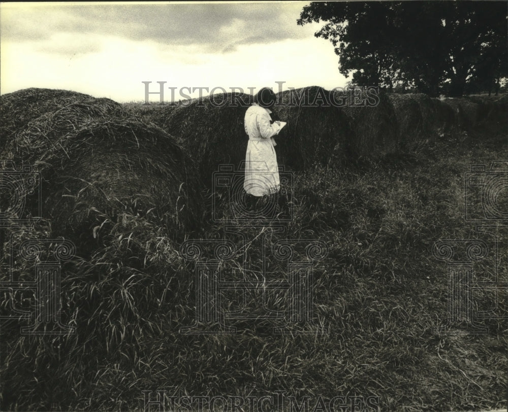 1975 Press Photo Reporter stands where body was found, Oconomowoc - mjb91478 - Historic Images