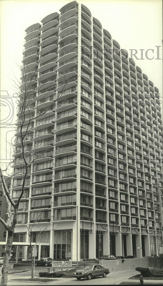 1982 Milwaukee developer Oliver Plunkett's Prospect Tower-Historic Images