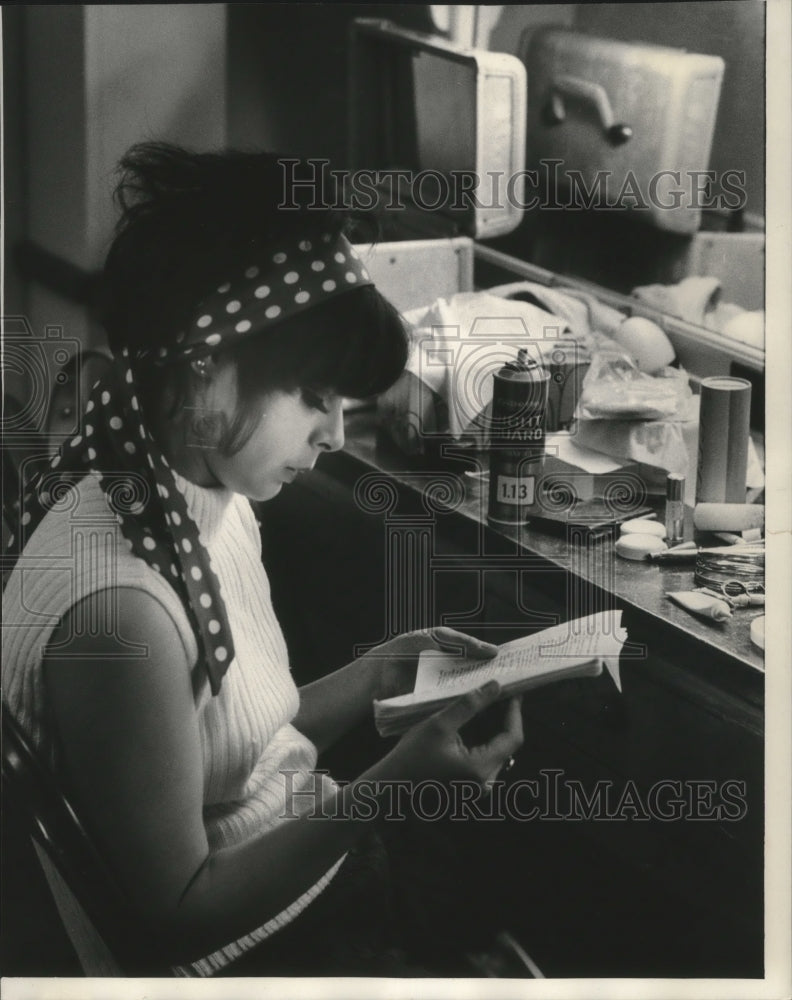 1970 Press Photo Actress checking script for &quot;The Owl and the Pussycat.&quot; - Historic Images