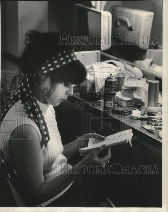 1970 Press Photo Actress checking script for "The Owl and the Pussycat." - Historic Images