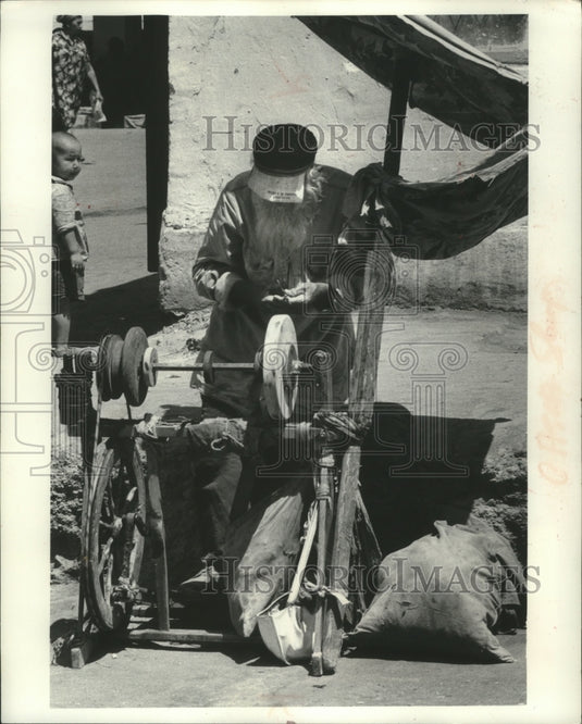 1978 Press Photo A man sharpened knives at a Bukhara market, Russia - mjb91674 - Historic Images