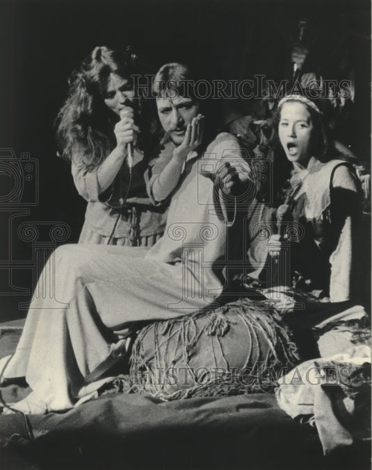 1975 Press Photo Cast of "Jesus Christ Superstar" at Uihlein Hall in Milwaukee - Historic Images