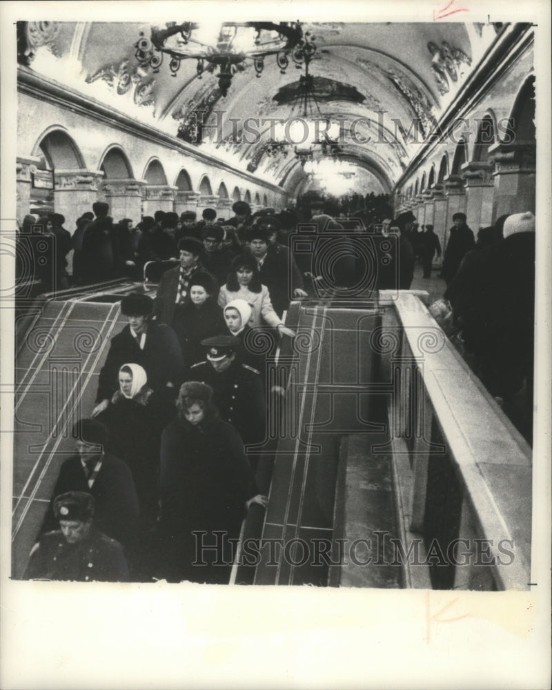 1974 Press Photo Crowd in Moscow&#39;s subway system, Russia - mjb91758 - Historic Images