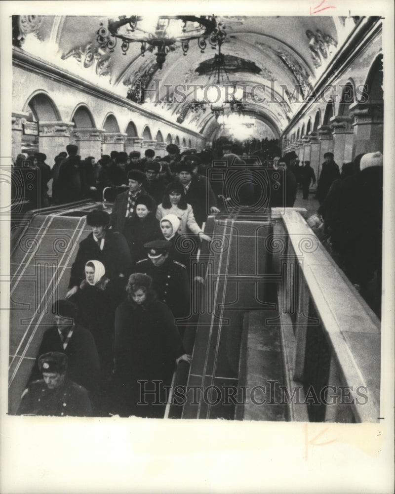 1974 Press Photo Crowd in Moscow's subway system, Russia - mjb91758 - Historic Images