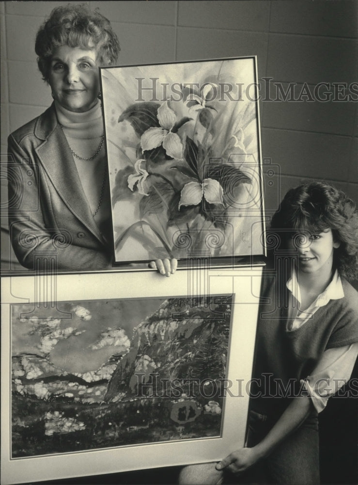 1986 Press Photo Artists Leona Roesch and Carrie Horzempa show their paintings - Historic Images