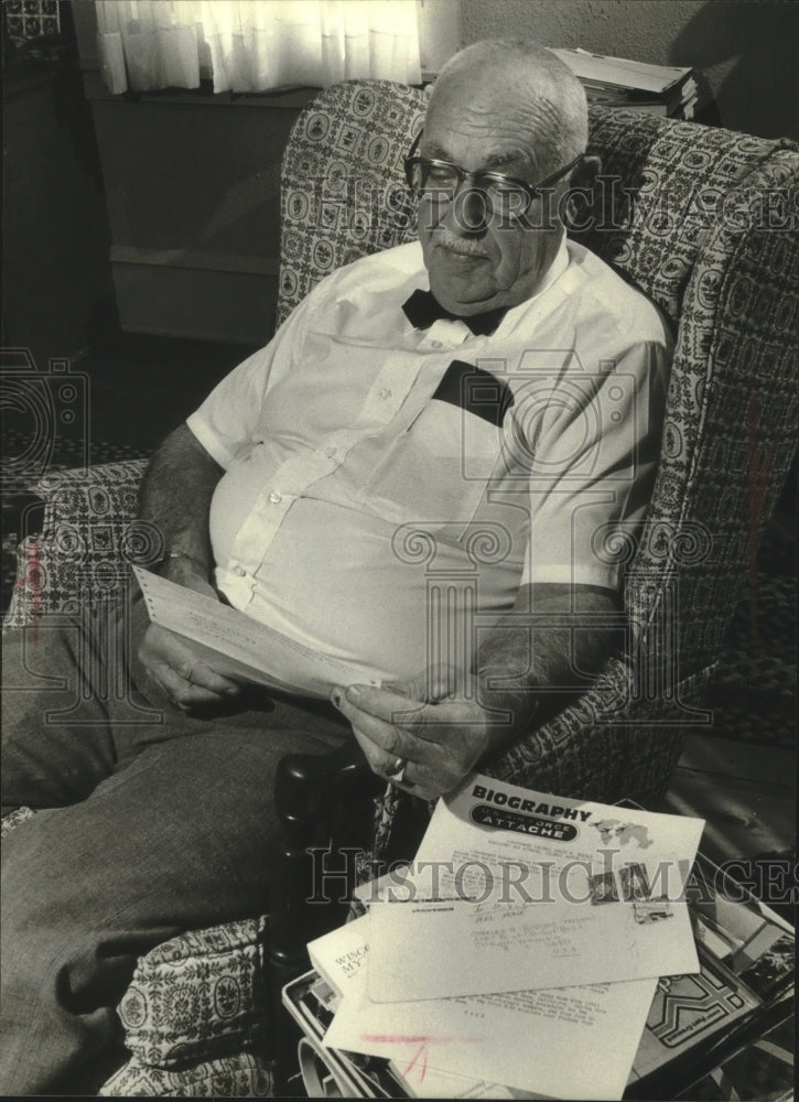 1980 Press Photo Wisonsin&#39;s Charles Roeder, sits with letters from his son - Historic Images