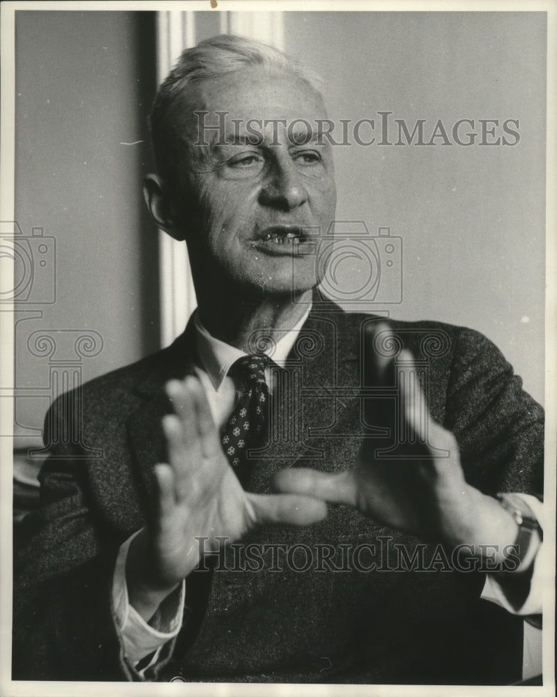1960 Press Photo Author Samuel Rogers talks in office University of Wisconsin-Historic Images