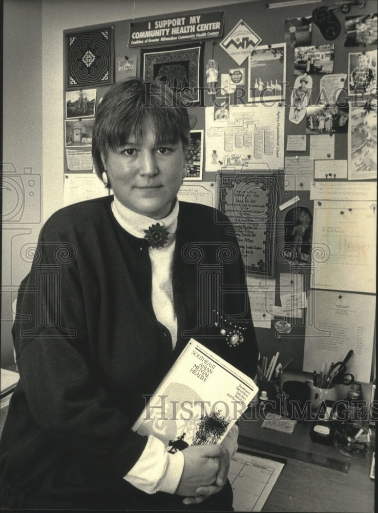 1987 Gail Sauter directs education services, Heath Center Milwaukee - Historic Images