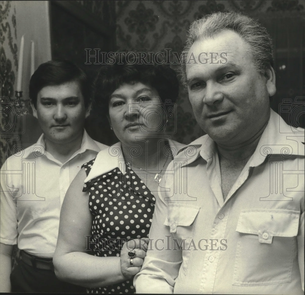 1980 Press Photo Immigrants Igor &amp; Polina Shvarts in Glendale home w/son, Alex - Historic Images
