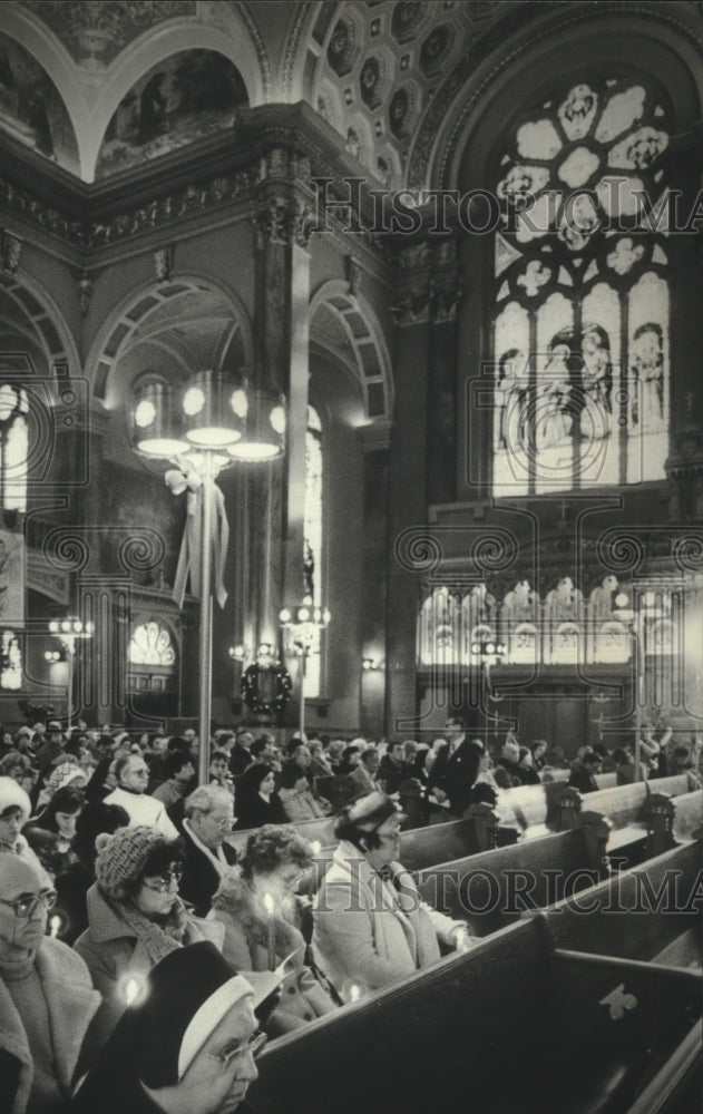 1982 Worshipers at St. Josaphat Basilica prayed for people in Poland-Historic Images