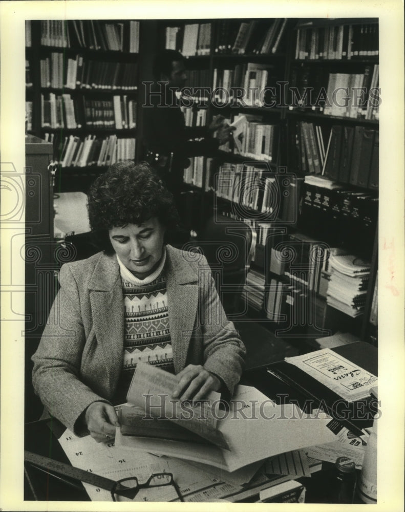 1981 Press Photo Betsy Albert, Madison police officer at desk, Wisconsin. - Historic Images