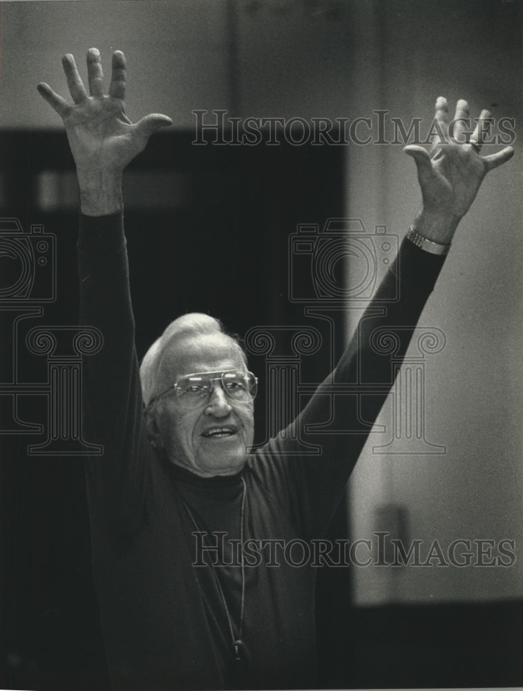 1990 Press Photo Don Joynt leads exercises at St. Mary&#39;s Catholic School - Historic Images