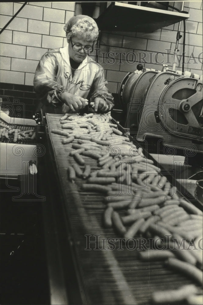 1991 Press Photo Shirley Olsen Cull's links of pork sausage from conveyor belt. - Historic Images