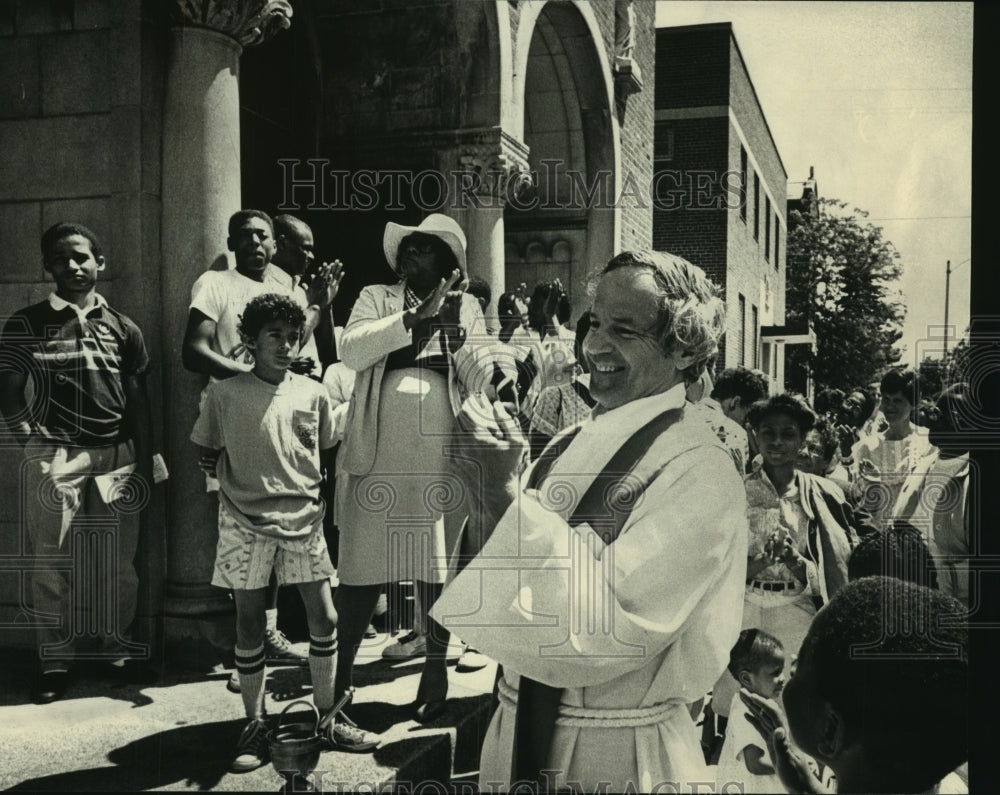 1988 Press Photo Co-pastor Father Thomas Suriano at St. Leo&#39;s Catholic Church - Historic Images