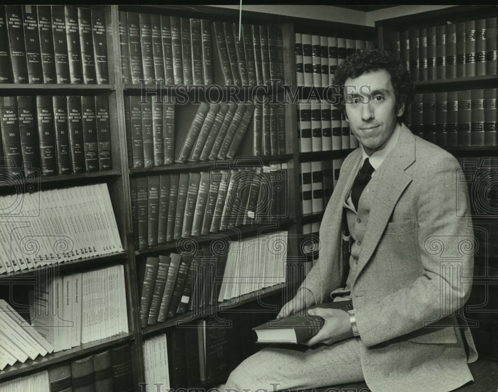 1984 Press Photo Mark Stern, Attorney, In His Office In Safety Building - Historic Images