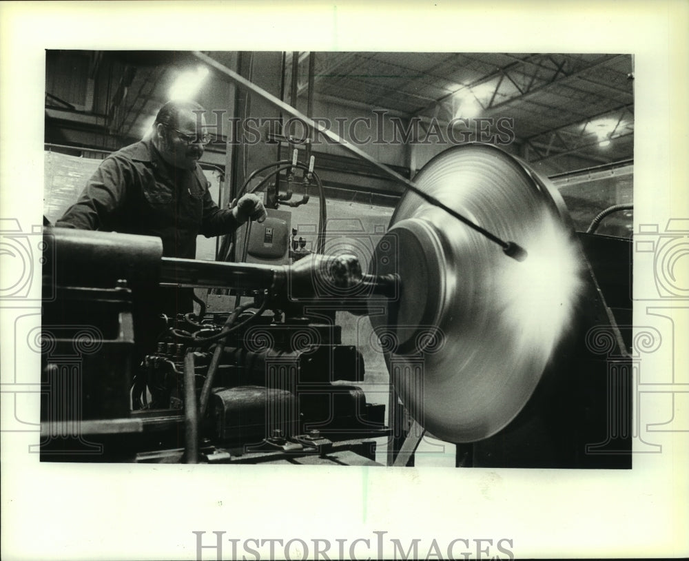 1984 Press Photo Roger Florczak Of Spincraft In New Berlin, Works On Lathe - Historic Images