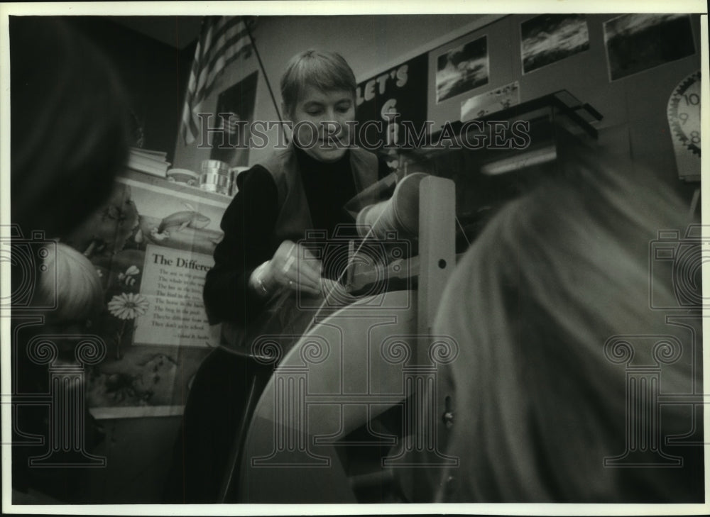 1993 Press Photo Adell Parsons spins wool at E.W. Luther School, Milwaukee - Historic Images