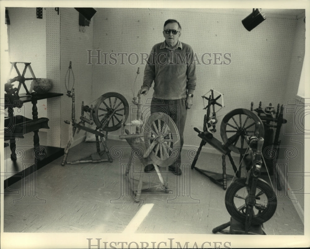 1988 Press Photo Wisconsin&#39;s Ralph Peters stands with spinning wheels he makes - Historic Images