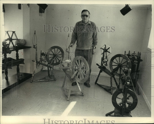 1988 Press Photo Wisconsin's Ralph Peters stands with spinning wheels he makes - Historic Images