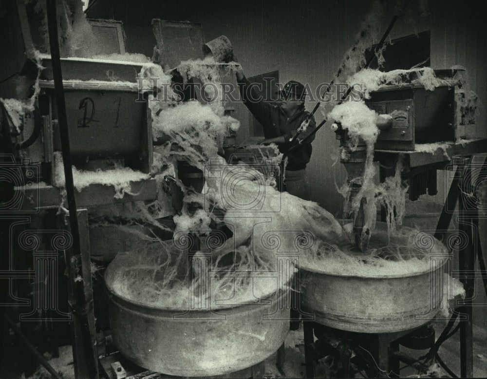1990 Press Photo Victor Avila, cotton candy machines, Milwaukee - mjb92247 - Historic Images