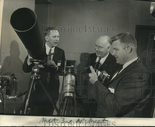 1985 News photographers show off camera equipment, Plankinton hotel - Historic Images