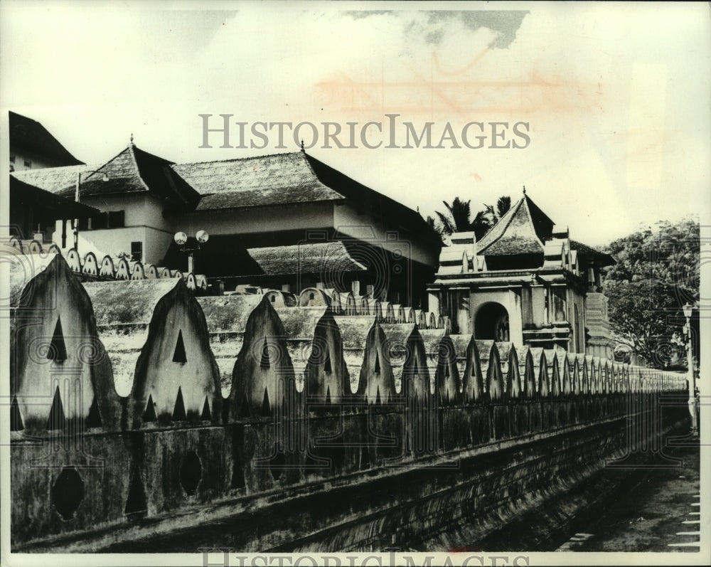 1975 Press Photo Carvings resembling teeth decorate Buddhist temple, Sri Lanka. - Historic Images