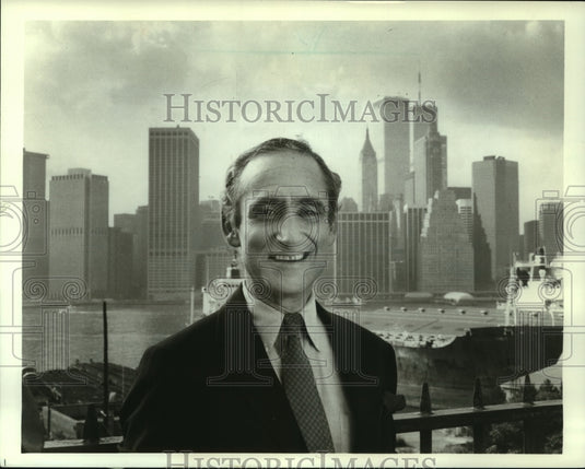 1986 Press Photo Manhattan's skyline behind Arctitect Robert A.M. Stern - Historic Images