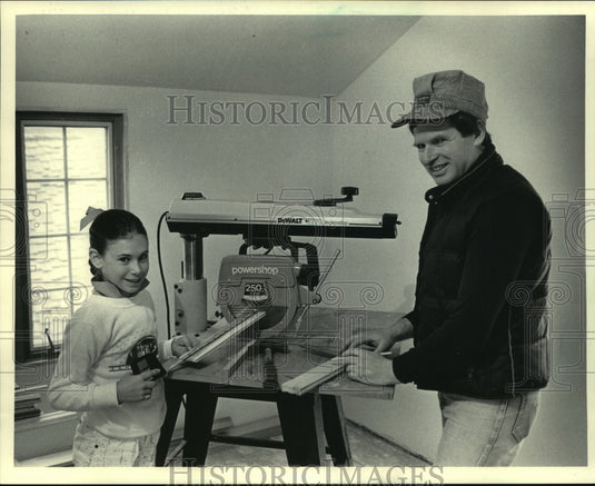 1985 Press Photo Joseph P. Stadtmueller and daughter builds addition to his home - Historic Images