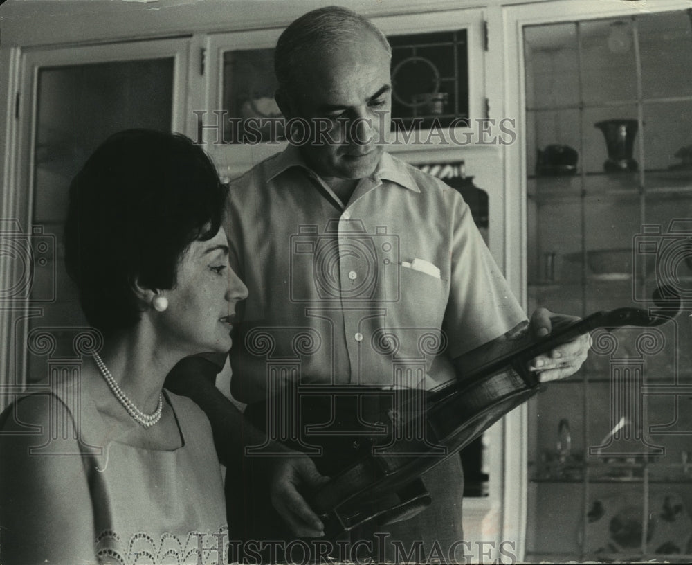 1969 Press Photo Musicians Mr. and Mrs. Sandu Stern look at a violin - mjb92341-Historic Images