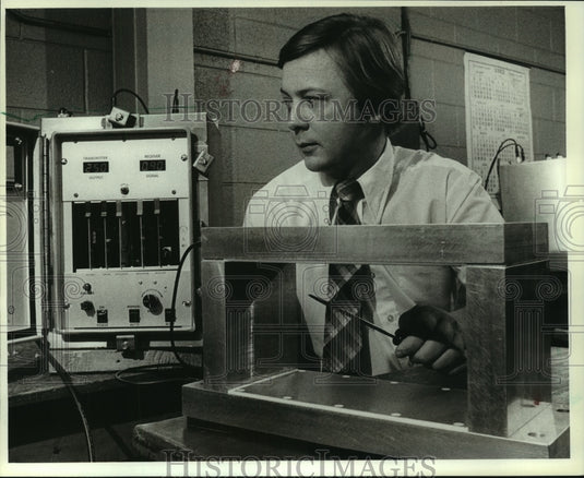 1982 Press Photo Gary Wilson Of Stearns Magnetics With A Metal Detector - Historic Images