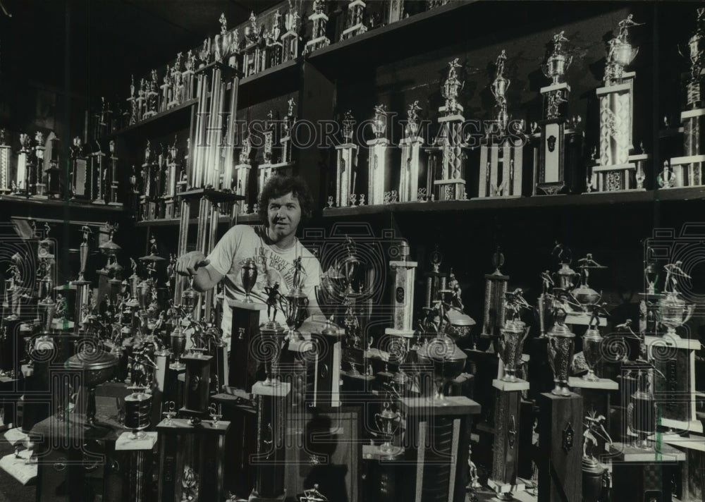 1982 Press Photo John Stanelle in room full of trophies his teams have won - Historic Images