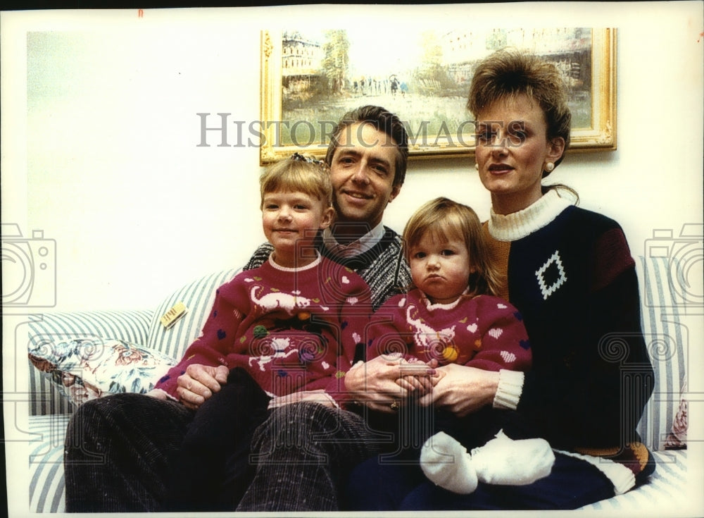 1994 Karen &amp; Jim Spiegelberg &amp; daughters in their New Berlin home - Historic Images