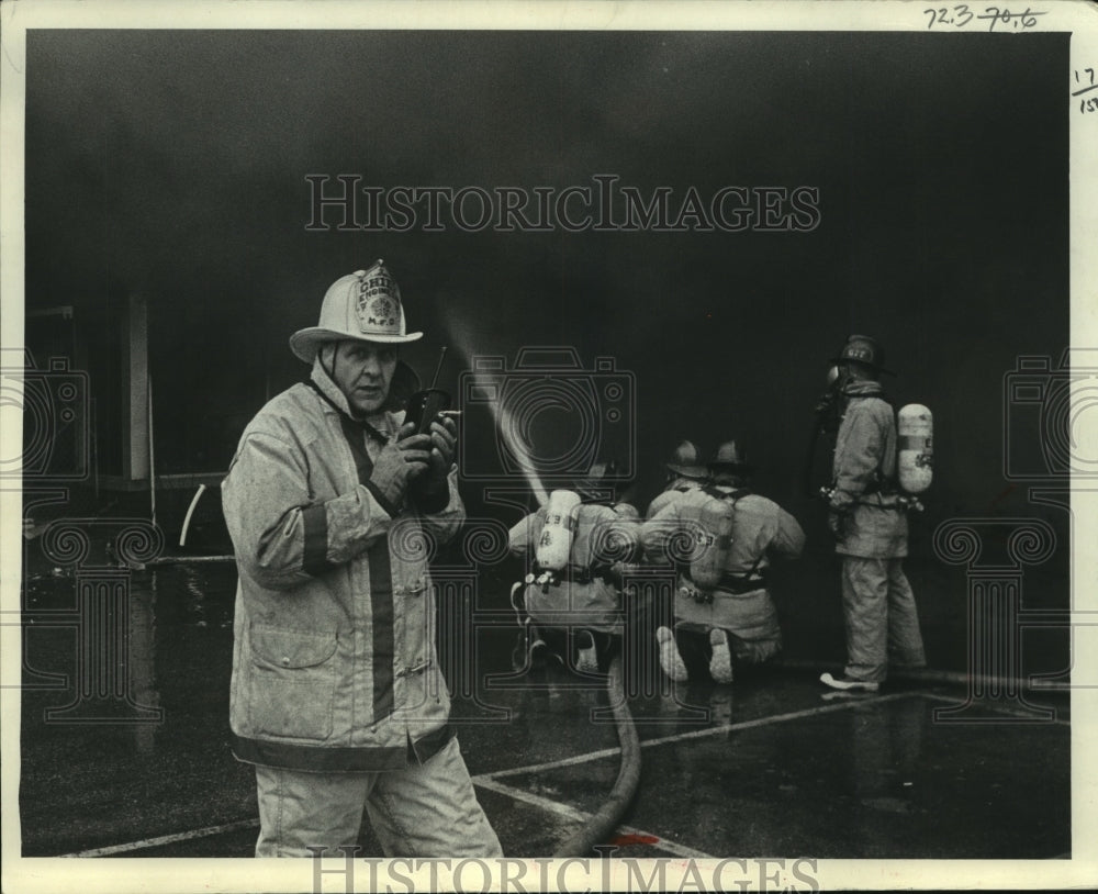 1975 Press Photo Chief William Stamm directing his men at Stein&#39;s Garden Center - Historic Images