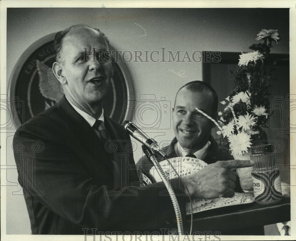 1970 Press Photo Milwaukee Fire Chief, William Stamm, speaking at podium - Historic Images