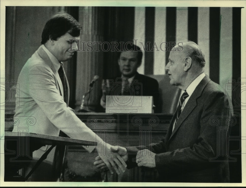 1986 Press Photo Ald. Steven Cullen shakes Fire Chief William Stamm, Milwaukee - Historic Images