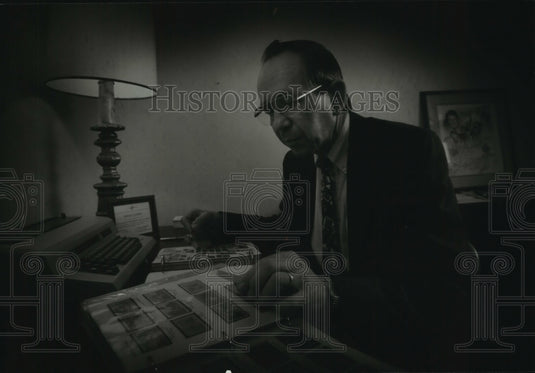 1993 Press Photo Robert Mather, president of the Waukesha County Philatelic Soc. - Historic Images