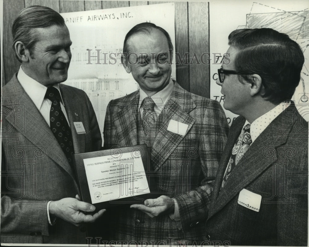 1974 Press Photo A Milwaukee company, Speaker Motion Systems, Inc., wins award - Historic Images