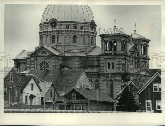 1974 Press Photo St. Josephat's Basilica stands high above local homes - Historic Images