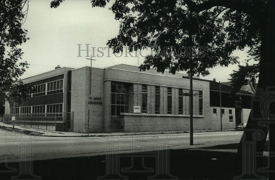 1977 Press Photo Street view, Baran Hall, St. Josephat's Elementary School - Historic Images