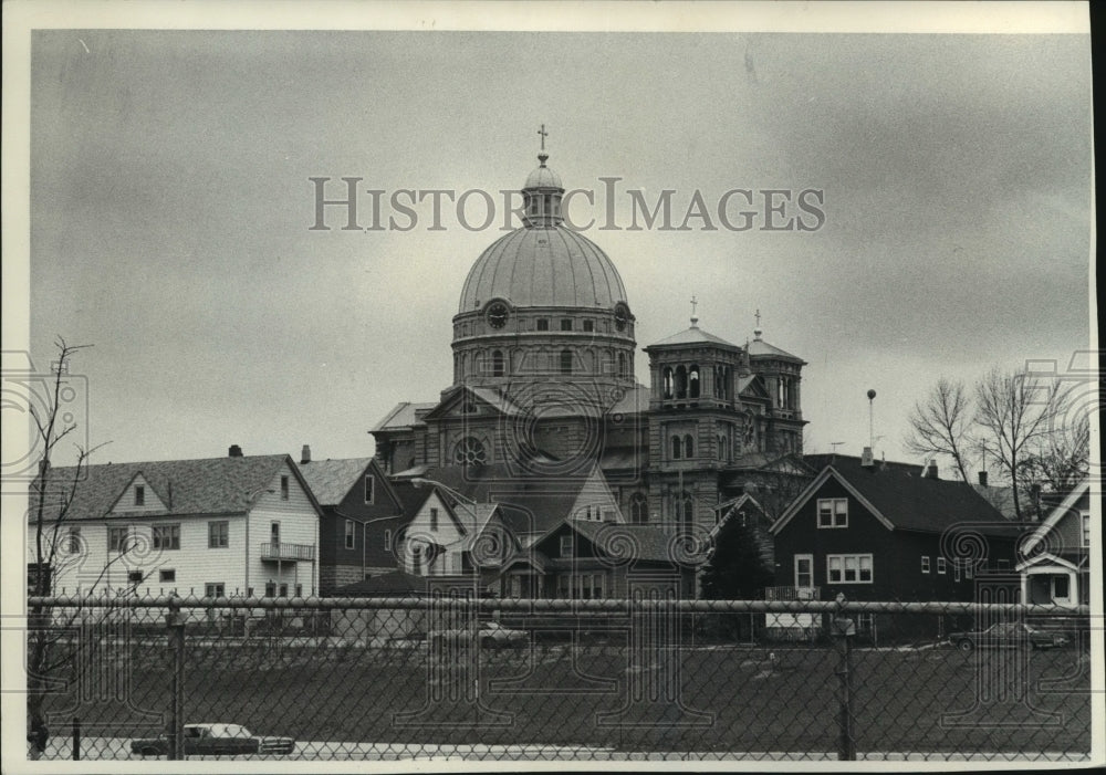 1974 Press Photo St. Josaphat&#39;s Basilica and neighborhood homes in area - Historic Images